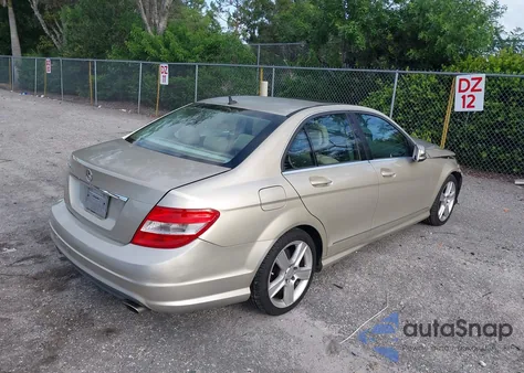 2010 Mercedes-Benz C 300 Sport z USA, uszkodzony, nr VIN WDDGF5EB5AR106130